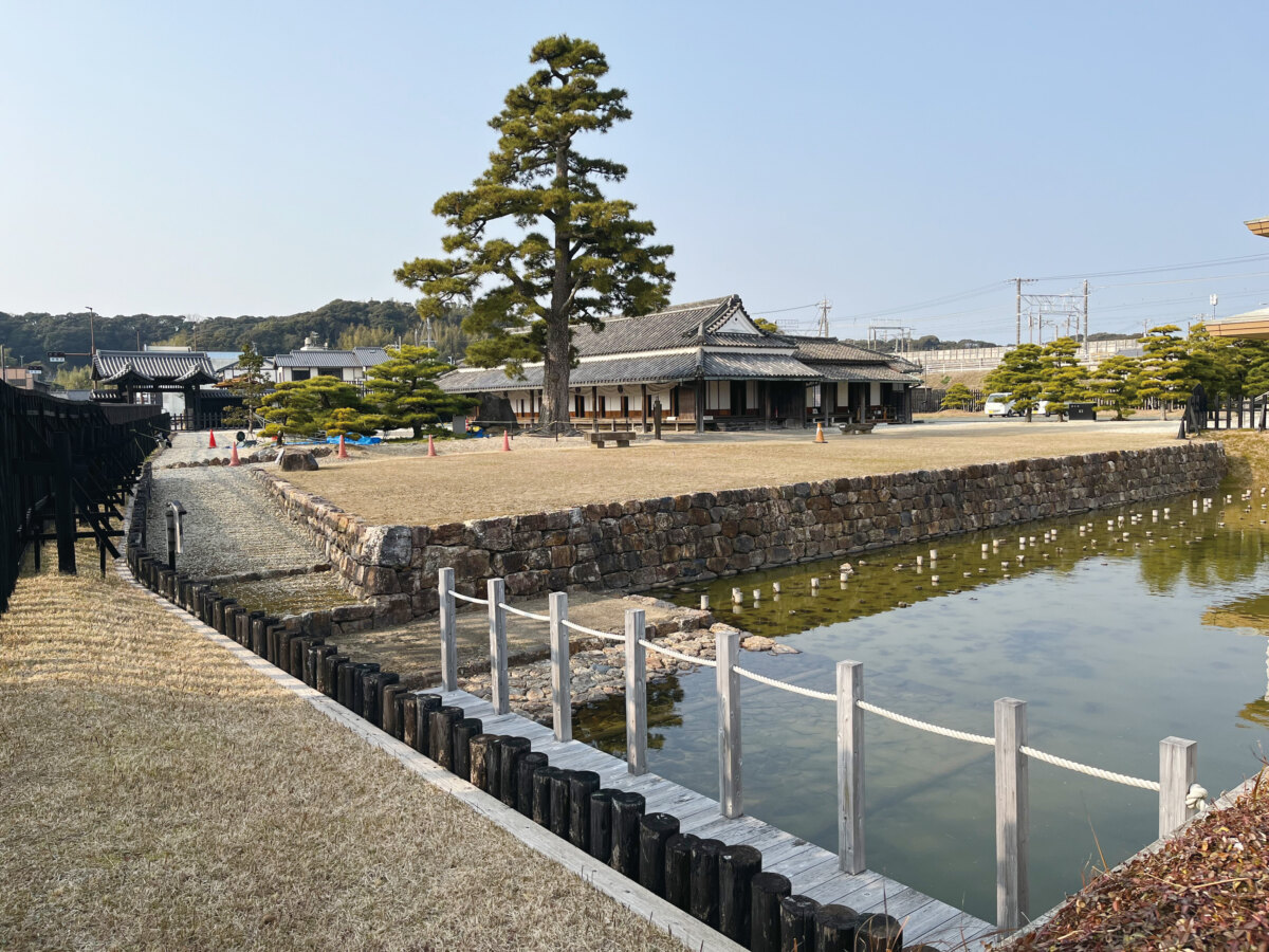 かつての船着き場（手前）を再現した新居関所