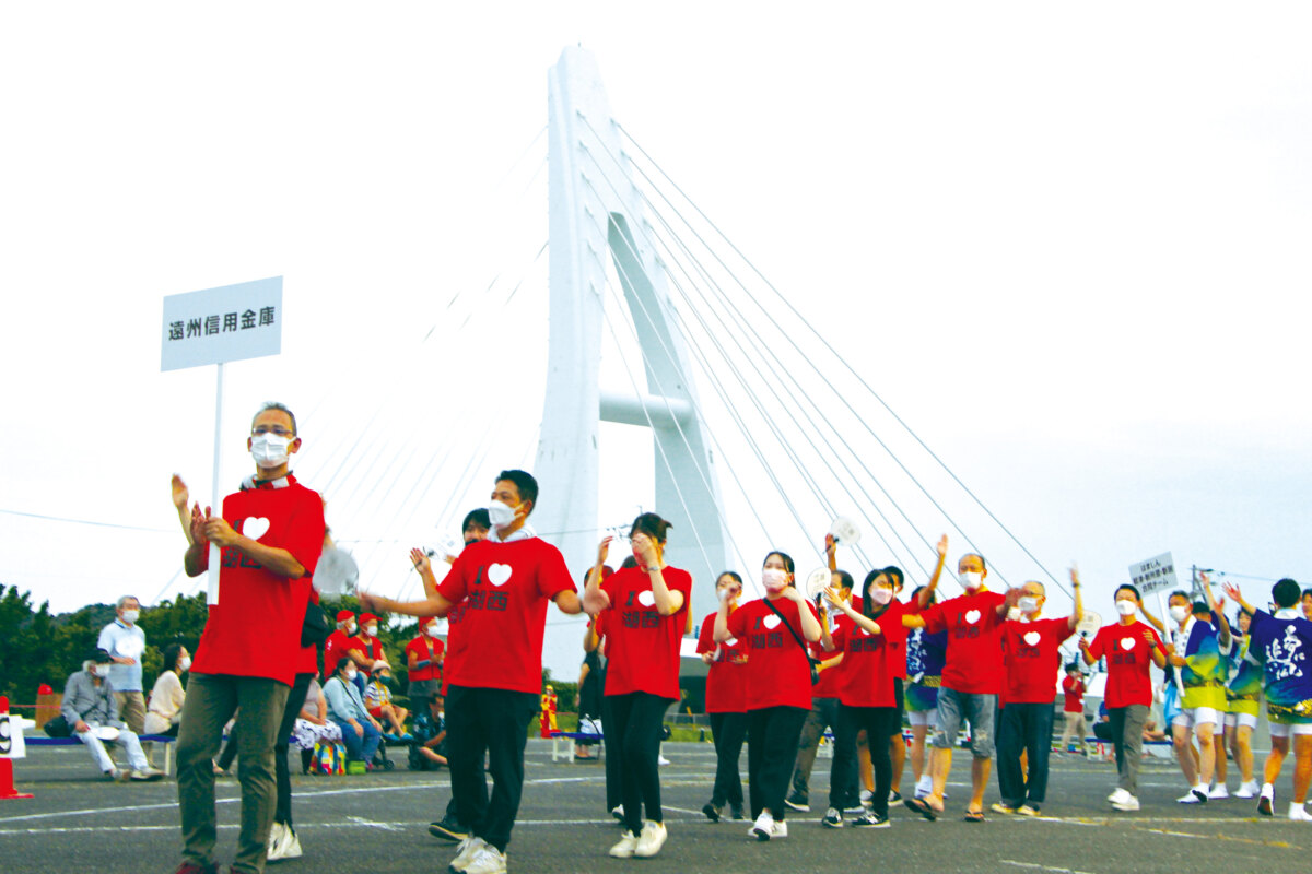 市内の企業などが参加する「湖西おいでん祭」の市民総踊り