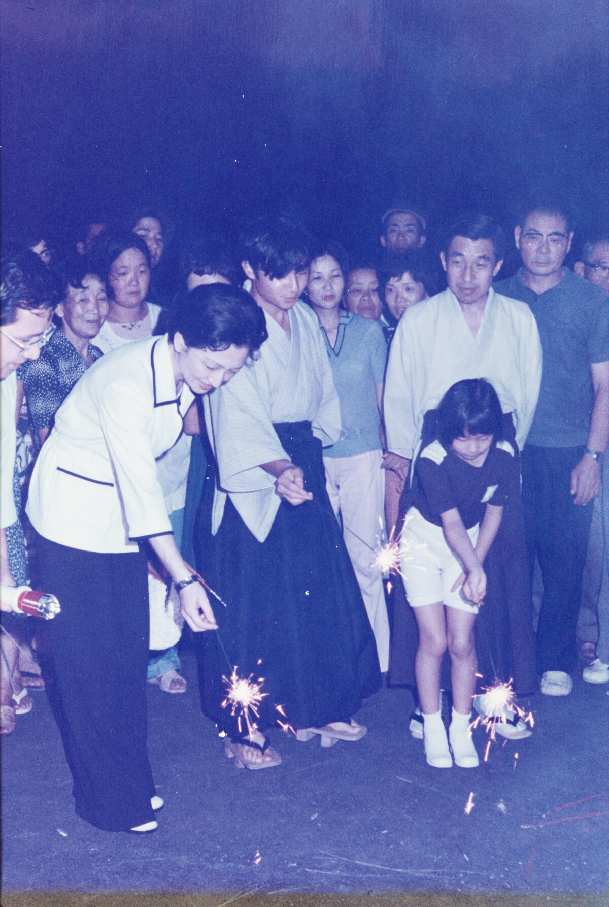 西気賀小の行事で、花火に興じられるご一家（昭和53年）