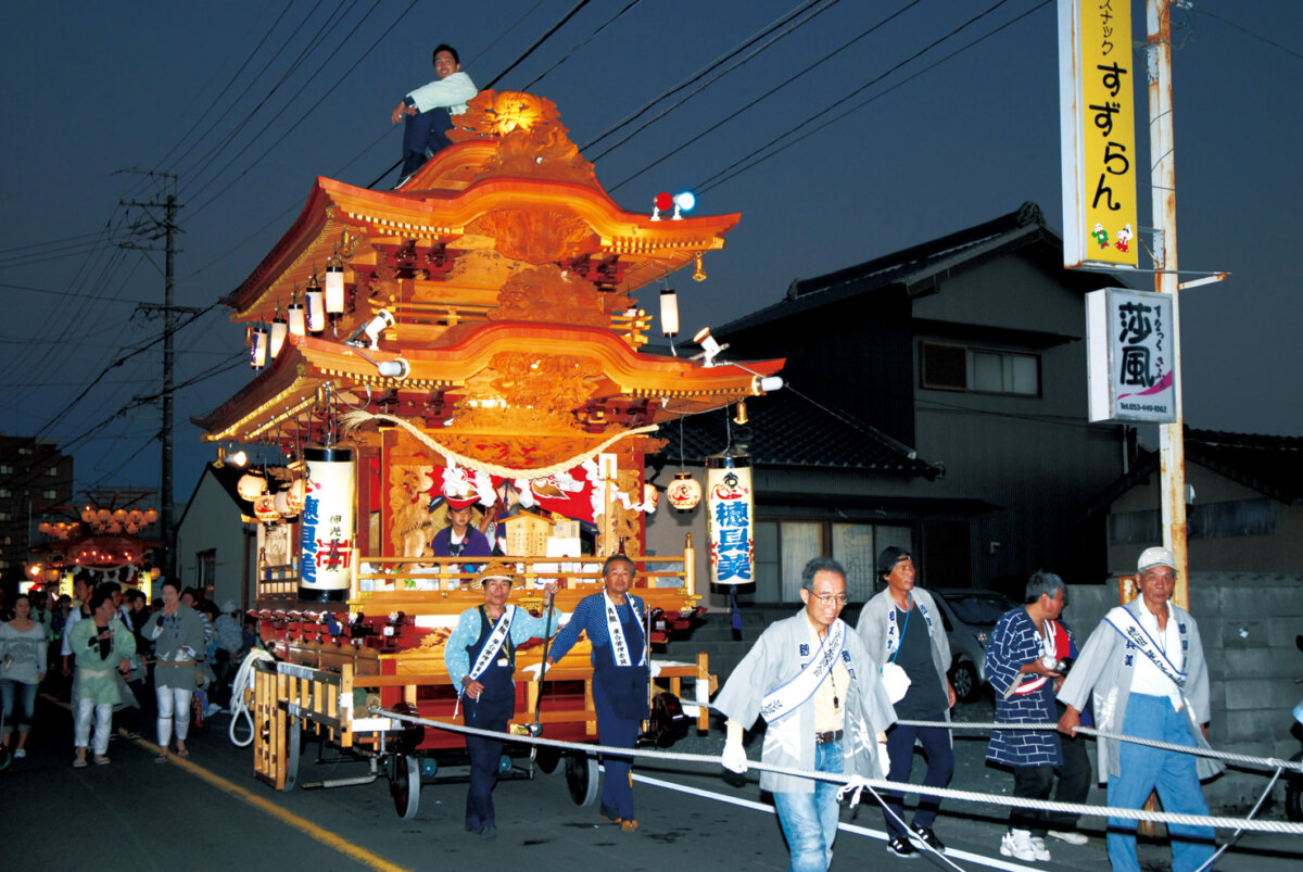 町内の老若男女がこぞって参加する秋祭りの光景