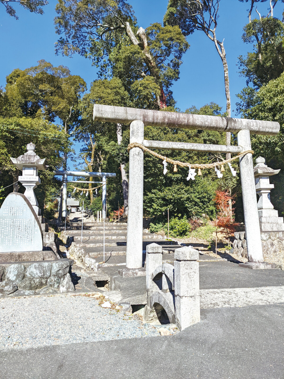 須倍神社の鳥居前