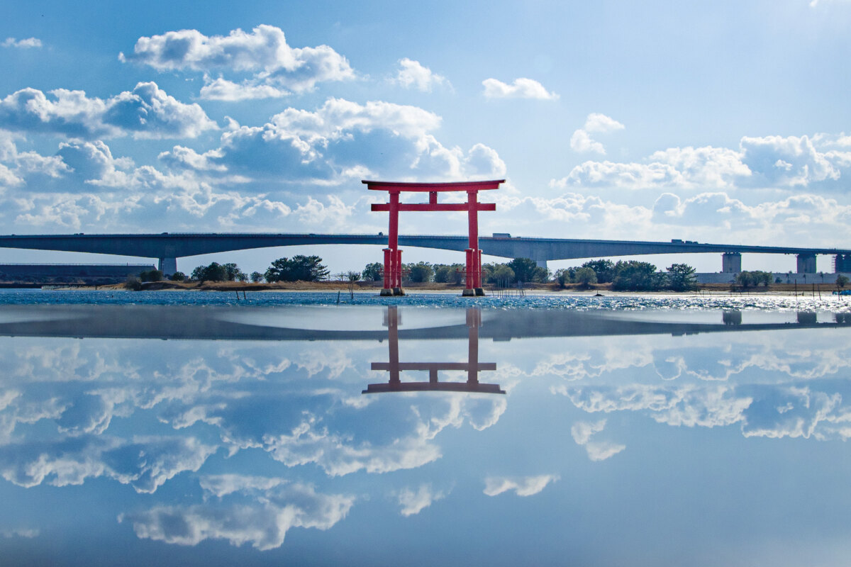 空と水が一体になった赤鳥居の絶景