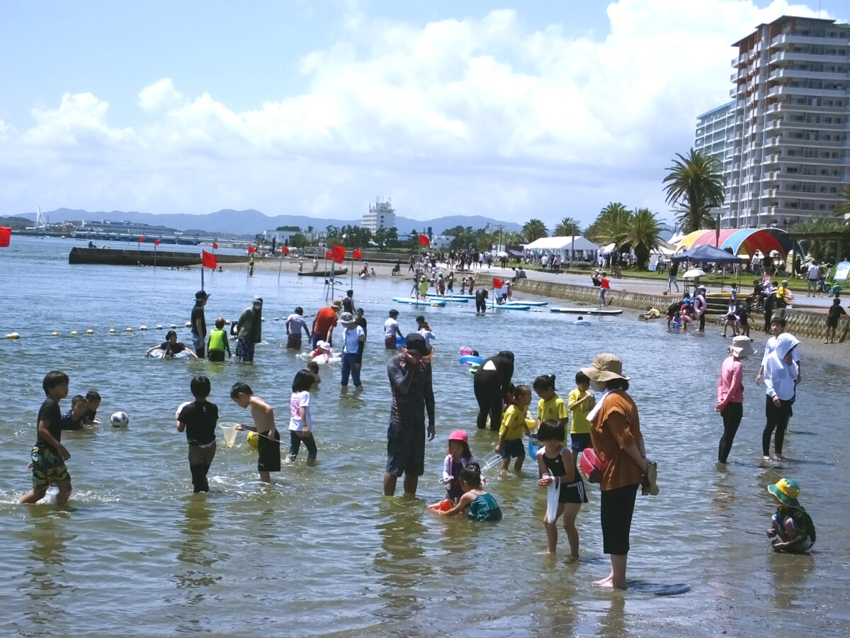 昔ながらの海水浴も人気です