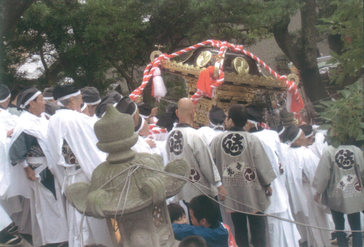 岐佐神社境内の急な石段を太鼓屋台が通ります