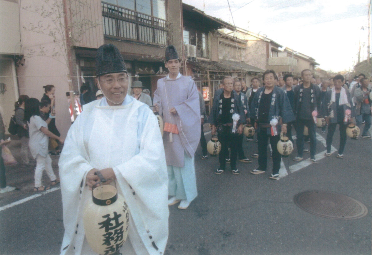 神輿渡御の行列（先頭は髙栁宮司）