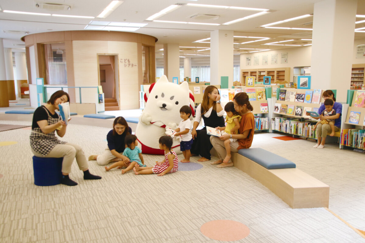 子育て支援施設と図書館が融合した「ひと・ほんの庭 にこっと」＜写真提供＞ひと・ほんの庭 にこっと