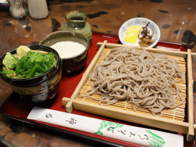 寒い時期でも楽しめる「ざるとろろそば」