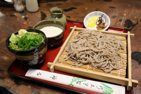 寒い時期でも楽しめる「ざるとろろそば」