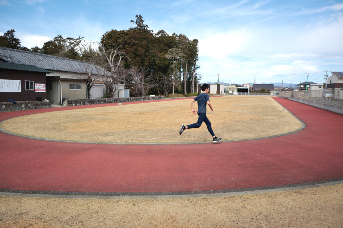 地域の学生がグラウンドで練習する姿も