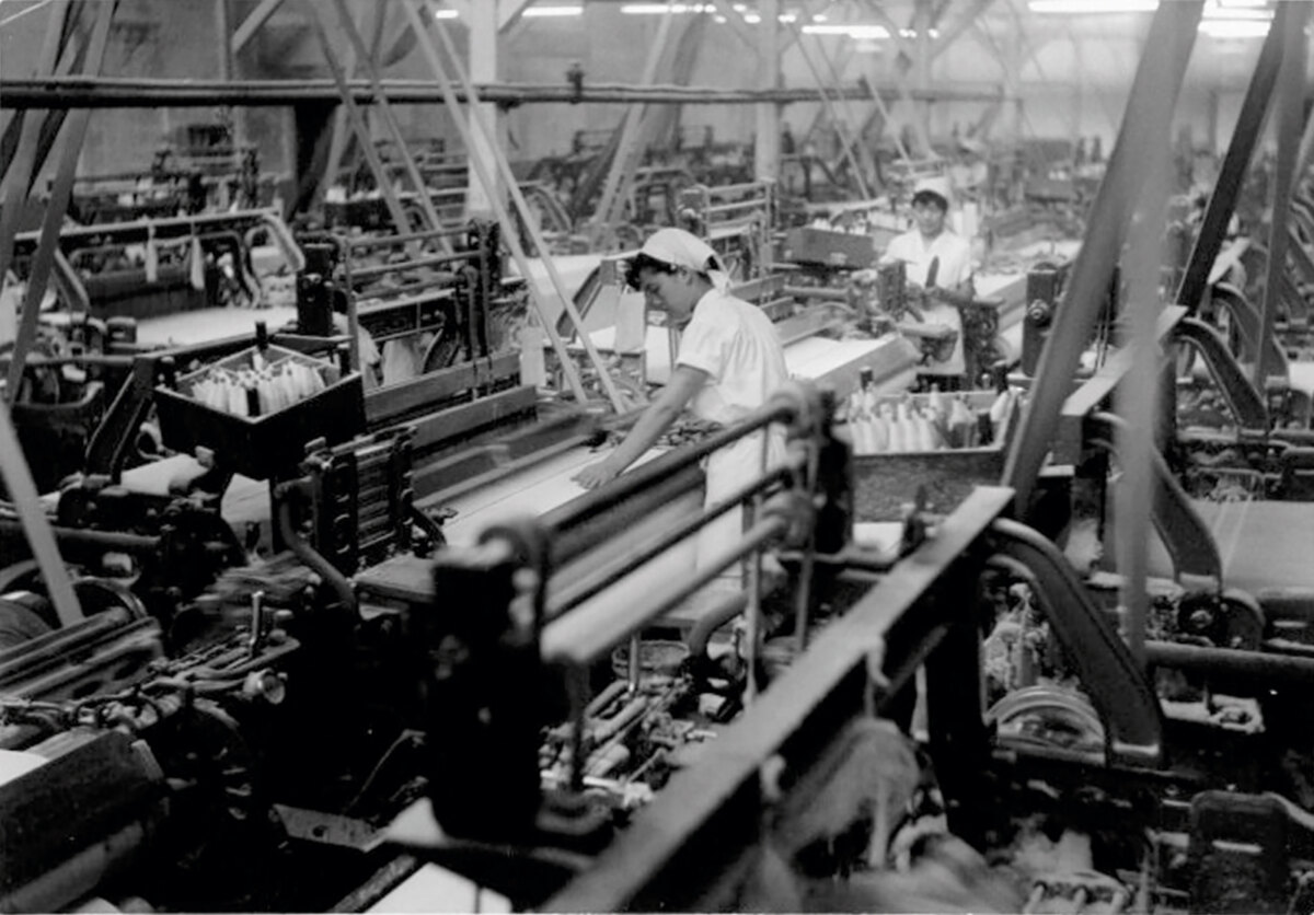 活気あふれる織物工場の様子　[写真提供:遠州織物工業協同組合]